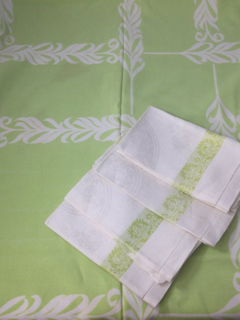 Vintage Cotton Green White Tablecloth and 5 Napkins Floral Leaves 56" x 46" READ